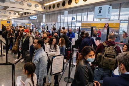 美國各地機場22日開始出現感恩節假期返鄉人潮。路透