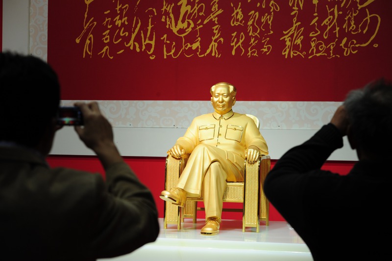 今年中國大陸多個地方熱建毛澤東塑像，但也有地方出現官方的阻攔。圖為2013年在深圳的冬季文博會工藝美術展覽會上展出的毛澤東金像。中新社