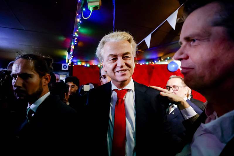 荷蘭極右派政黨自由黨領導人懷爾德斯（中）22日在荷蘭國會大選獲勝。圖／法新社