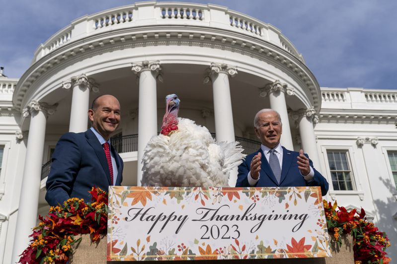 美國總統拜登（右）20日在白宮舉行的儀式中赦免兩隻火雞。今年十件值得慶幸的國際事件發展，讓眾人得享歡樂的感恩節。圖／美聯社
