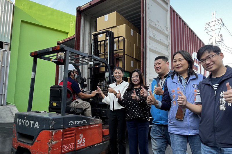 南投縣長許淑華（左二）昨天見證近8千斤茶葉在縣農會裝櫃，將銷往杭州、寧波。記者江良誠／攝影