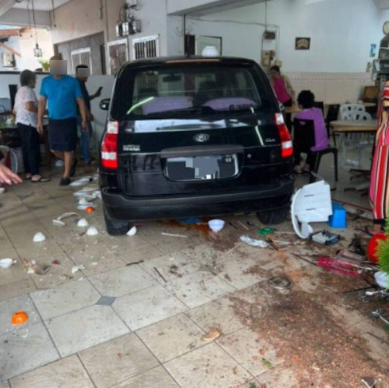 馬來西亞7旬華裔女司機駕車去吃早餐，停車時突踩油撞入餐聽內。（網上圖片）