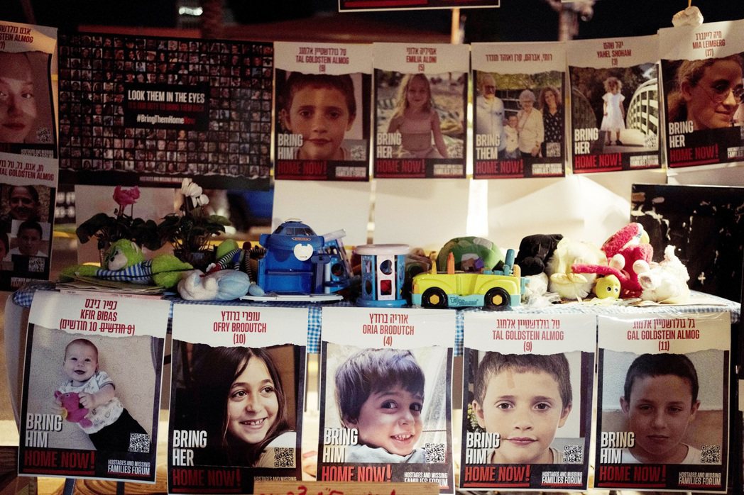 被扣為人質的以色列兒童照片。 圖／美聯社
