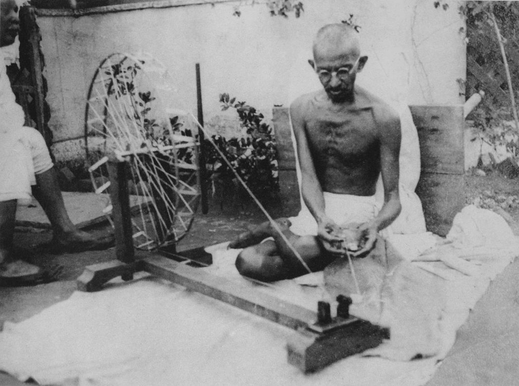 印度民族主義運動和國大黨領袖甘地，將手紡車（charkha）作為「不合作運動」的...