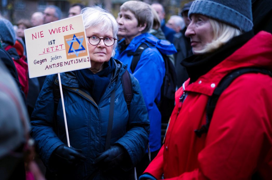 2023年11月9日，德國柏林一名抗議者手持看板「再也沒有下次」（Never a...