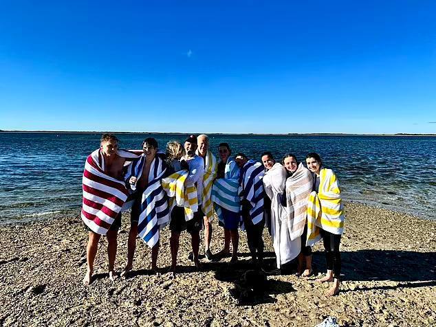 美國總統拜登的孫女娜歐蜜在社群媒體上傳與家人於麻薩諸塞州南特基島海邊戲水的合照，歡慶感恩節。 圖／取自推特