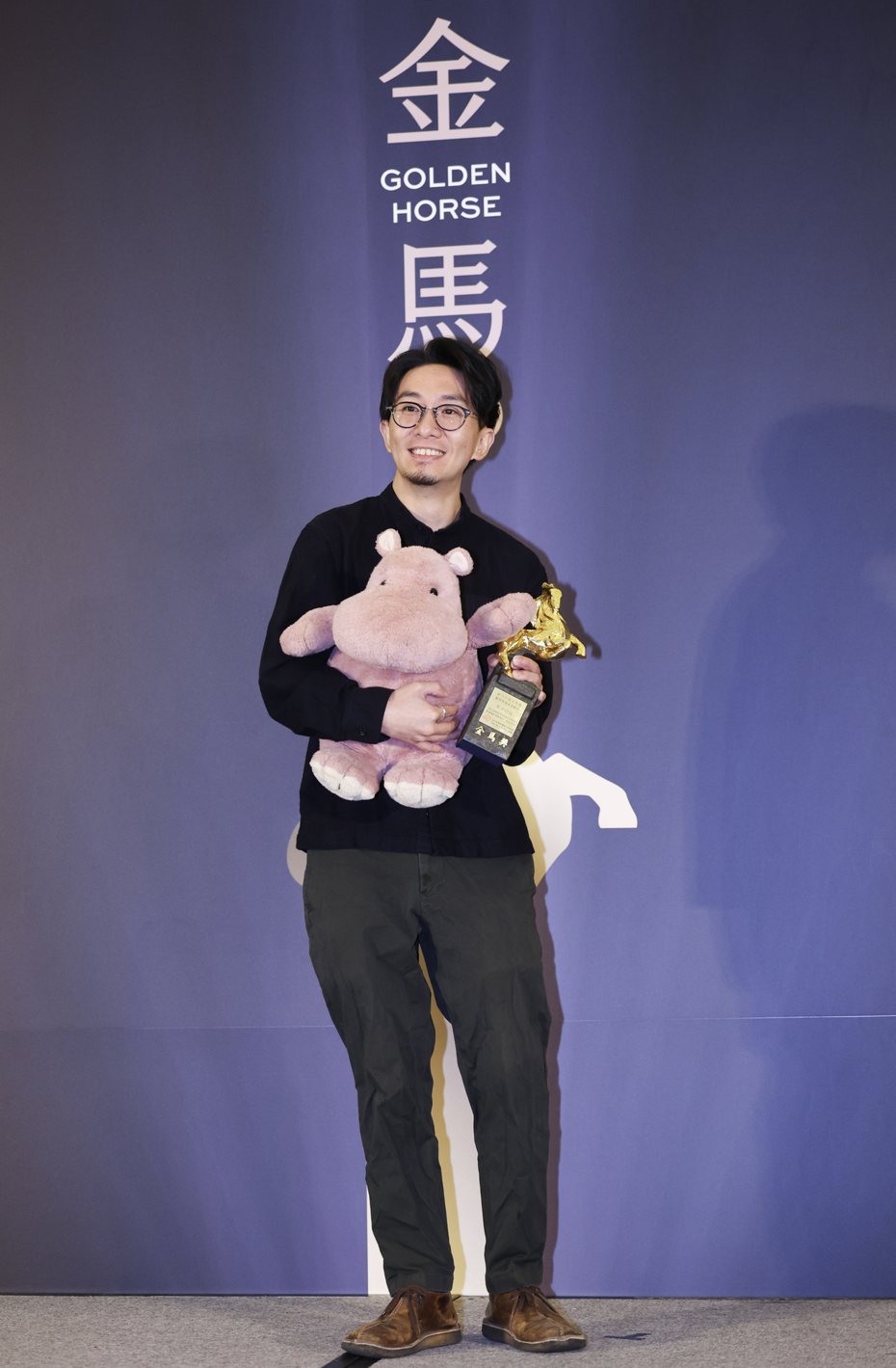 第60届金马奖入围24日公布观众票选最佳影片奖，由香港电影「年少日记」获得，导演卓亦谦（图）特别带片中亮点的河马玩偶到场。