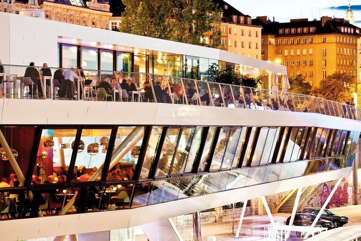 ▲Motto am Fluss 餐廳常被誤認為一艘船。　圖：Meeting Destination Vienna（@Christian Stemper）／提供