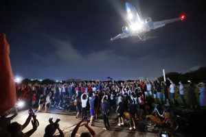 2022年8月2日，美國眾議院議長裴洛西專機飛過松山機場上空，民眾高舉手機記錄。這張記錄歷史一刻的照片獲卓越新聞獎單張攝影獎。記者高彬原／攝影