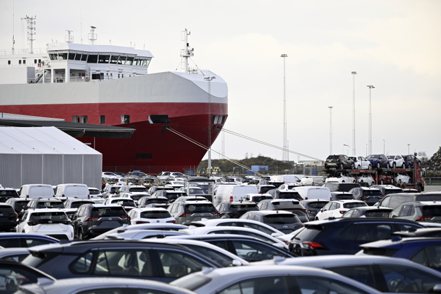 瑞典馬爾默港的碼頭工作人員，11月7日阻止特斯拉的車輛裝卸作業。 美聯社
