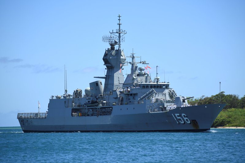 路透社報導，台灣的國防部今天表示，一艘澳洲軍艦昨天航經台灣海峽，但未公布澳艦型號。不過一名澳洲官員證實，這艘軍艦正是上週遭中國軍艦逼近導致人員受傷的「土烏巴艦」。路透