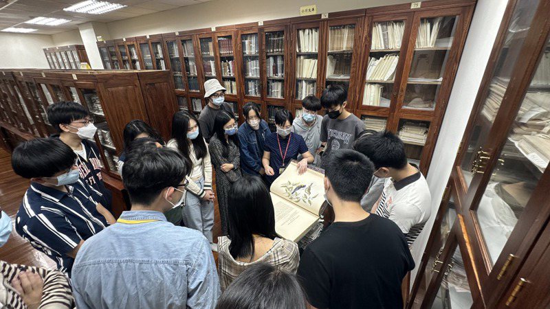 國立台灣大學學生會舉辦2023Open House NTUs 打開台大活動，台大總圖開放特藏資料珍藏室共學生參訪，內部多數藏書為台北帝國大學時期購入的善本。圖／翻攝自台大圖書館