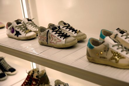 以「小髒鞋」聞名的義大利精品品牌Golden Goose傳出打算首次公開發行股票（IPO）。 路透