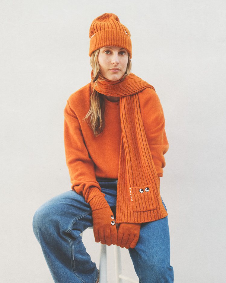 UNIQLO聯名ANYA HINDMARCH系列女裝特級小羊毛圓領毛衣，1,290元。圖／UNIQLO提供