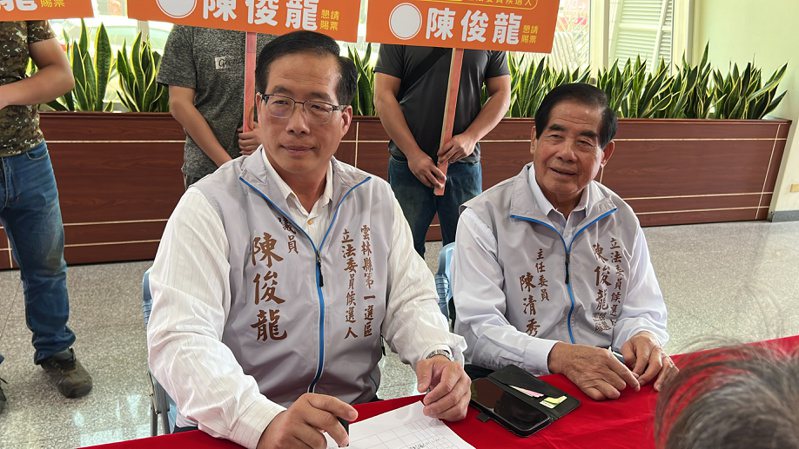 雲林縣議員陳俊龍（左）今天在父親、前議長陳清秀（右）陪同下，至選委會完成第一選區（海區）立委登記。記者陳苡葳／攝影