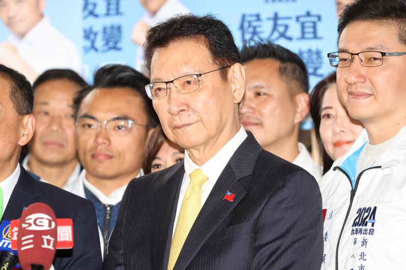 國民黨副總統候選人趙少康（中）今上午到中央選舉委員會登記參選。記者林伯東／攝影