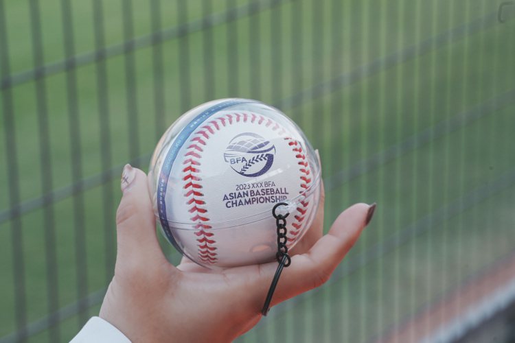 7-ELEVEN自11月29日下午3點起獨家推出「棒球亞錦賽限量周邊商品」快閃購，「限量亞錦賽紀念棒球」加購價350元，限量售完為止。圖／7-ELEVEN提供