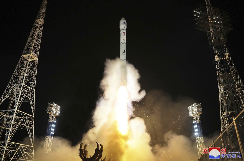 北韓官方發布照片，顯示北韓21日深夜發射「千里馬一號」火箭，將「萬里鏡一號」偵察衛星送入軌道。美聯社