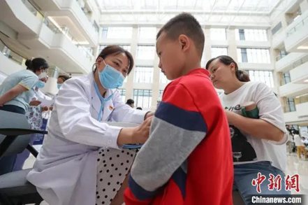 中國大陸近期黴漿菌感染病例激增，從北方向華東地區蔓延，各地醫院擠滿了求診的民眾，以兒童患者居多。中新社