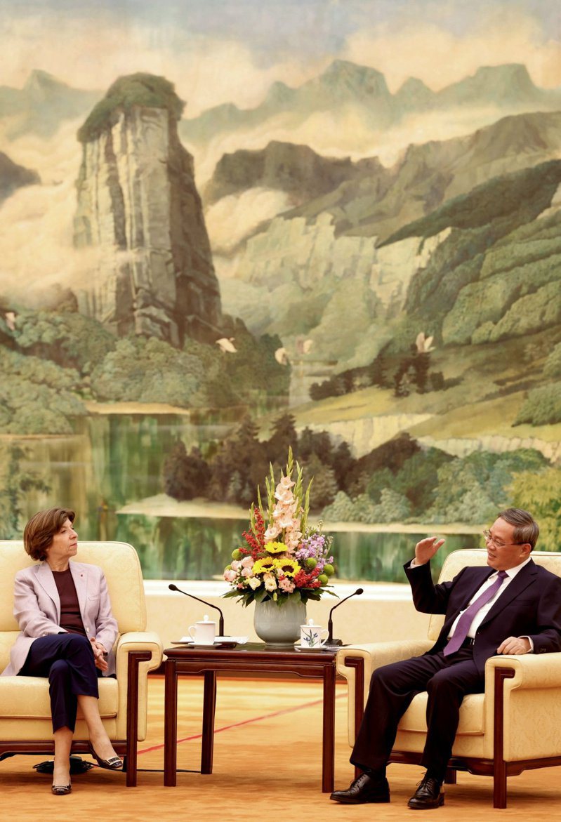 大陸國務院總理李強24日在北京人民大會堂會見赴陸訪問的法國外長科隆納（左）。（取自科隆納X平台）
