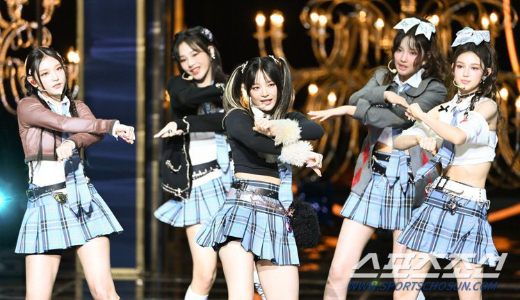 NewJeans登上2023年青龍獎表演歌曲「ETA」、「Super Shy」。圖／摘自體育朝鮮
