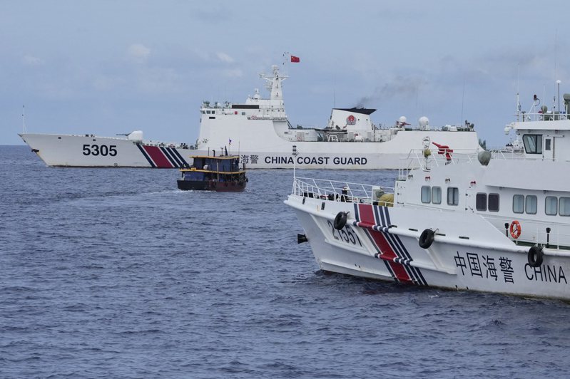 圖為大陸海警8月時在南海以水砲襲擊菲律賓補給船(中)，引起菲律賓抗議。美聯社