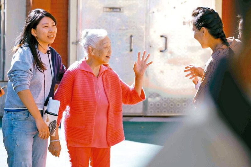 這幾年，導演徐紫柔（左）邀請失智奶奶（中）拍影片，放在臉書及YouTube，讓奶奶成為全台最潮網紅。圖／徐紫柔提供