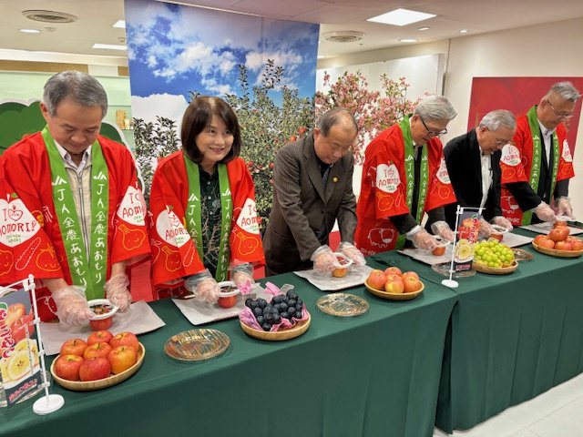 貴賓親自切日本青森小蜜蘋果分享現場來賓。 黃逢森／攝影