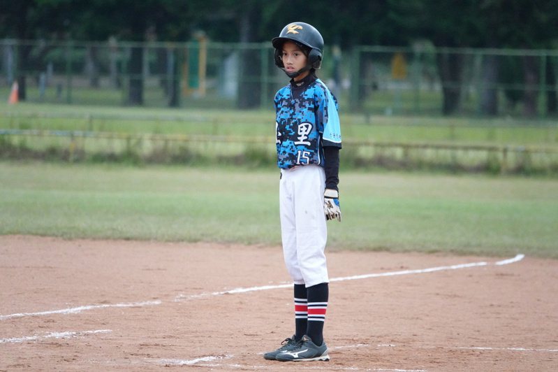 前職棒球員、現任花蓮縣三民國中棒球隊總教練張志強的女兒張家婕（圖）也是棒球好手。 中央社