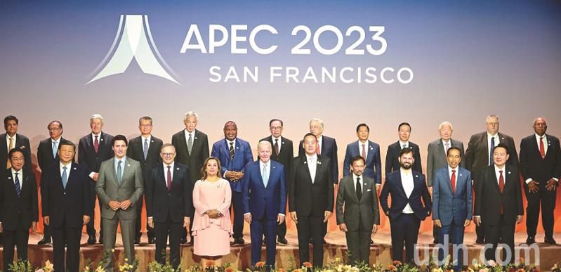 今年APEC領袖會議16日拍團體照。大陸國家主席習近平被安排在前排左二的位置，身邊分別是加拿大總理杜魯多和日本首相岸田文雄。本報資料照片／記者張文馨攝影