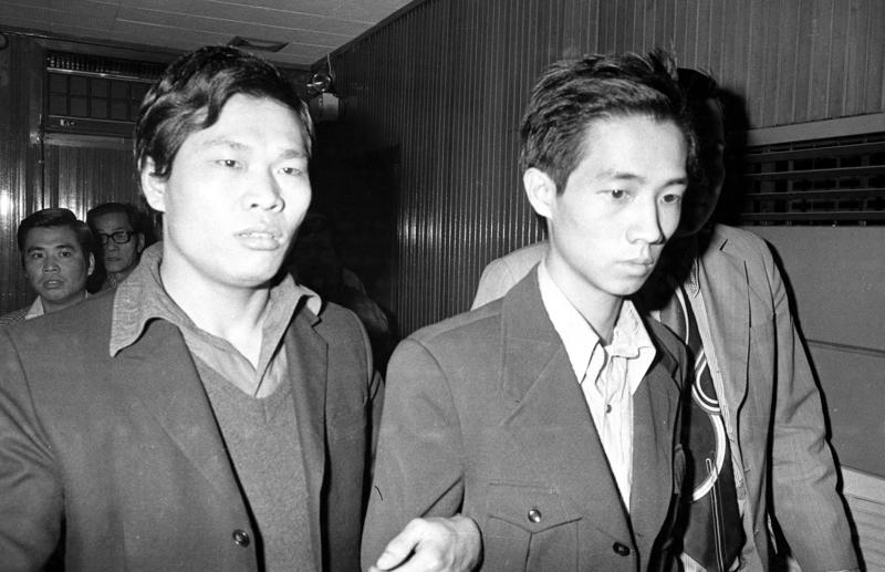 1978年11月26日，警方宣布偵破台北市康寧大廈吳天佑命案。圖為收押凶嫌孫明德（右）。圖／聯合報系資料照片