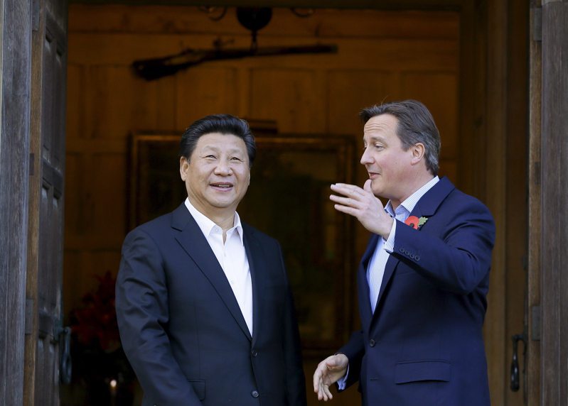 英國外相卡麥隆近日接受BBC專訪表示，英國應與中國打交道。圖為卡麥隆擔任英國首相時，曾在首相鄉間別館接待中國國家主席習近平。（路透）