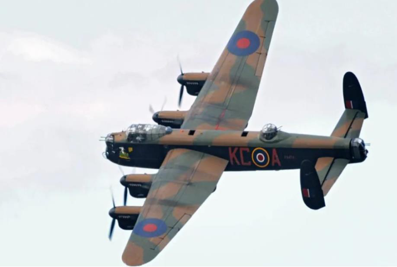 英國一架蘭開斯特轟炸機二戰期間在荷蘭上空遭擊落，三名失蹤英軍直到80年後才確認遺體、魂歸家鄉。截自YouTube影片