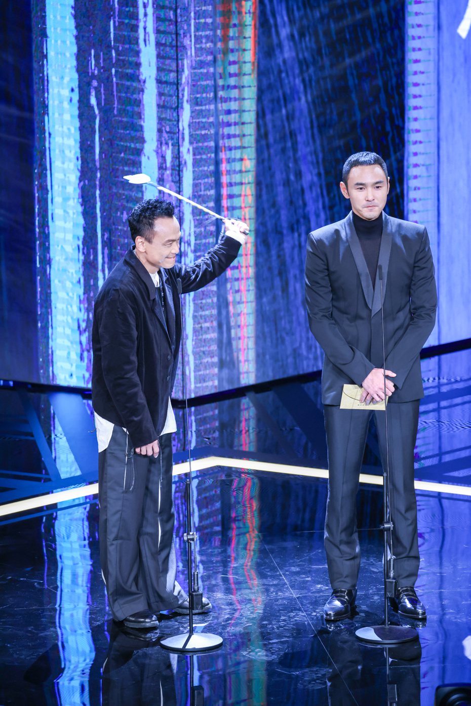 金馬60頒獎嘉賓陳以文（左）、阮經天頒發最佳新演員獎時，工作人員送上愛的小手。聯合報金馬採訪團隊／攝影
