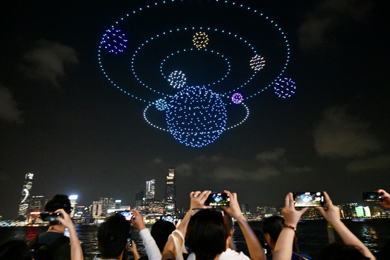 香港灣仔維港上空今年9月27日無人機表演，吸引大批市民及旅客觀看及拍照。中新社