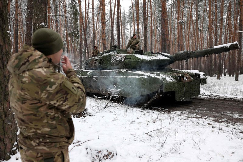 烏克蘭頓內次克州利曼方向前線附近某處，烏軍第21機械化旅的一名戰車組員21日站在一輛白雪覆蓋的德製豹式2A5主力戰車旁。法新社