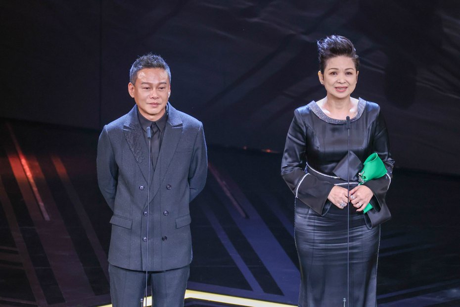 李康生(左)與楊貴媚一同頒獎。聯合報金馬採訪團隊／攝影
