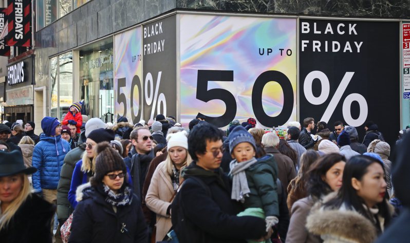美國零售業者在感恩節隔天的「黑色星期五」提供大幅折扣，拉抬買氣。（美聯社）