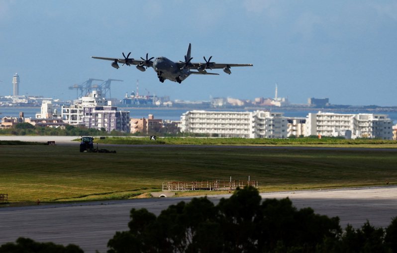 日本南部沖绳县的美军设施对于华盛顿在西太平洋地区的安全承诺至关重要，尤其是嘉手纳空军基地，它被视为美国在该地区空中力量的「关键纽带」。路透资料照(photo:UDN)
