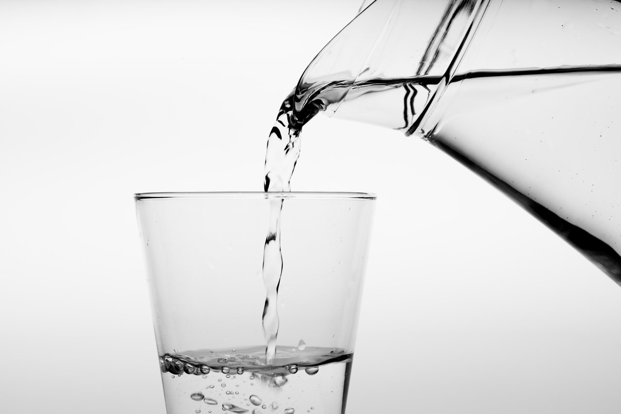 研究顯示，與沒喝水相比，飯前喝下500毫升的水，不僅能提高新陳代謝，還能有助減重。兩人異口同聲地表示，通常喝的水越多，身體就越健康，「就是這麼簡單」。