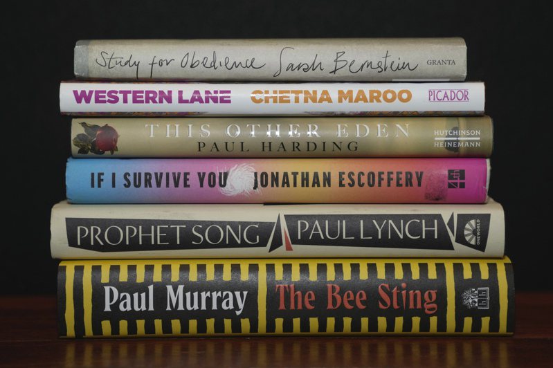 英國文壇重量級的小說獎「布克獎」（Booker Prize），26日將於倫敦舉行的頒獎典禮上公布2023年的得獎者。圖為決選名單上的六本書籍。美聯社