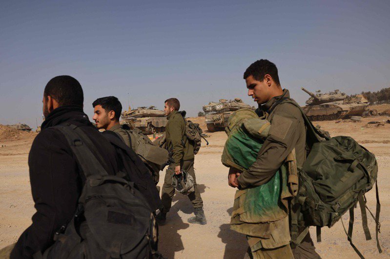 巴勒斯坦伊斯蘭主義團體「哈瑪斯」的戰士預計今天釋放第3批以色列人質，以此交換巴勒斯坦囚犯獲釋。圖為11月26日，以色列士兵聚集在加薩走廊邊境附近，以色列和巴勒斯坦哈馬斯武裝分子之間持續數週的戰鬥後達成停火協議。法新社