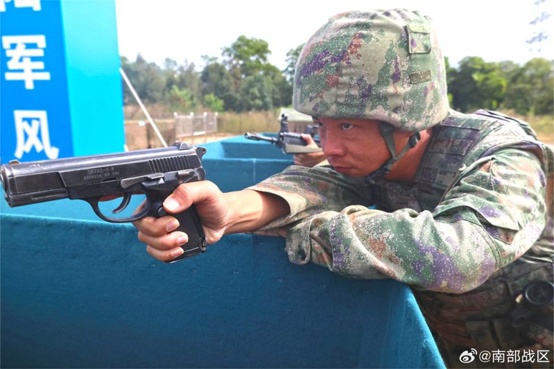 中共解放軍宣布，南部戰區陸軍部隊25日起在中緬邊境中方一側舉行實戰化演訓活動。（圖／取自南部戰區微博）