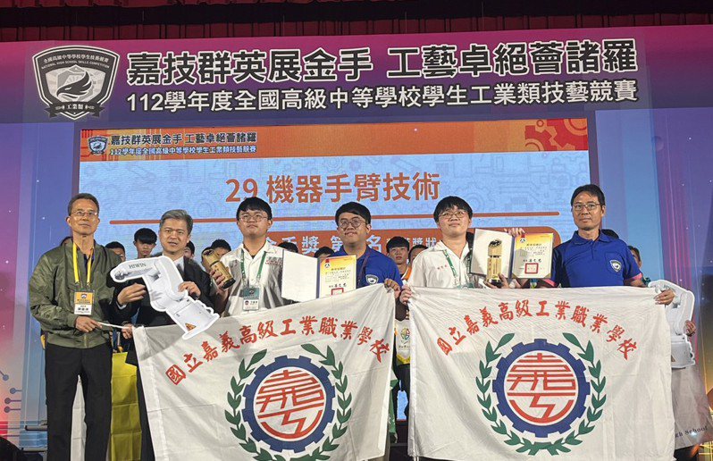 丁彥宇（前排左三）、賴聖展（前排右二）獲得機器手臂技術金手獎第一名。圖／教育部提供