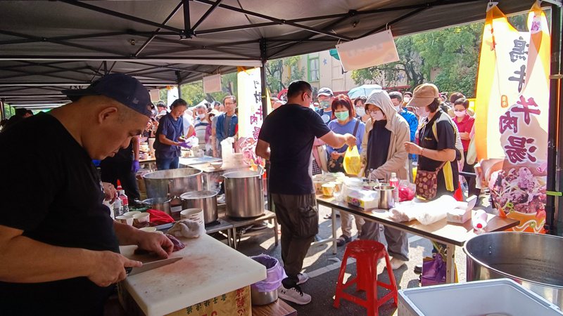 台南市政府今上午在善化啤酒廠舉辦國產牛肉行銷活動，民眾憑券就能以50元銅板價享用。記者謝進盛／攝影