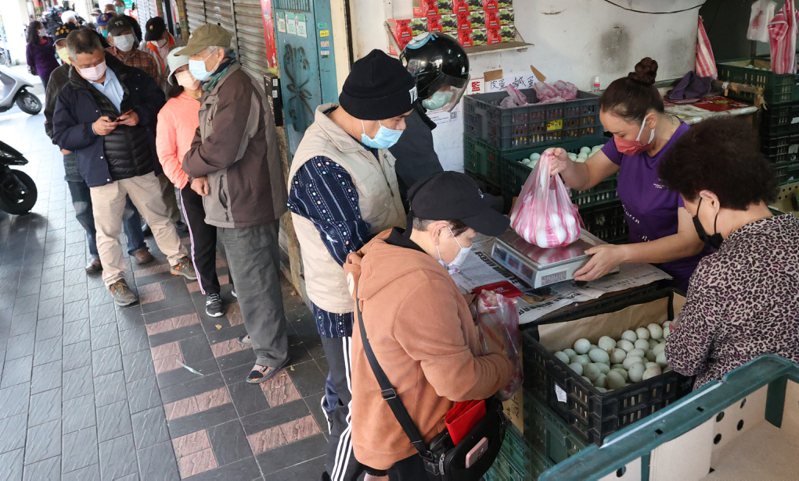 台北市蛋商公會表示，盡管天氣轉涼有助於提升雞蛋買氣，但本周蛋價仍維持產地價每台斤38.5元、批發價每台斤48元。示意圖，非新聞當事人。本報資料照片