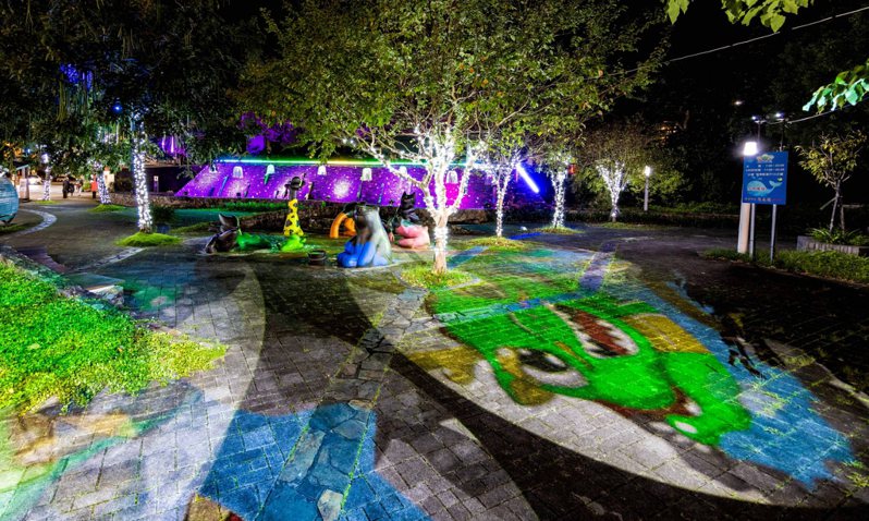 「水景廣場」地面投影燈是俏皮可愛龍，迎接龍年到來。圖／礁溪鄉公所提供