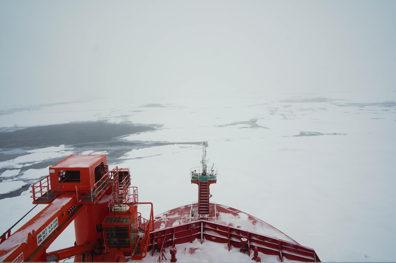 圖為由大陸官方組織的北冰洋科學考察隊，於今年9月5日搭乘「雪龍2」號極地科考破冰船抵達北緯90度暨北極點區域。（新華社）