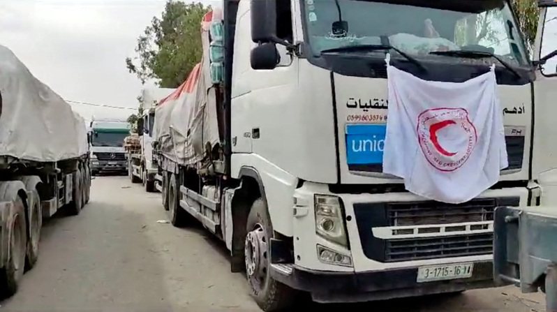 联合国25日表示，61辆救援卡车进入北加萨，提供粮食、饮用水等补给物和医疗用品，这是10月7日爆发以巴冲突至今，进入北加萨规模最大的物资运送车队。路透(photo:UDN)