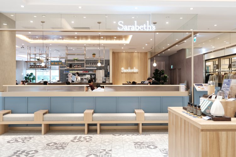 Sarabeth's在SOGO天母店二樓改裝reopen，周年慶Sarabeth's與眾不同的漢堡+紐約經典熱狗堡原價1232元，特價990元，限量30組。記者江佩君／攝影